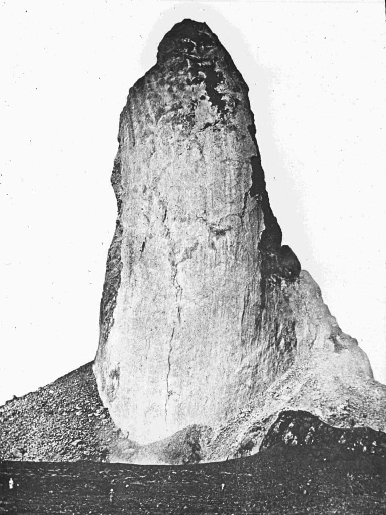 Lors de son éruption de 1902-1903, la Montagne Pelée, volcan de Martinique, été coiffée d'une aiguille qui atteignait 200 m de haut.