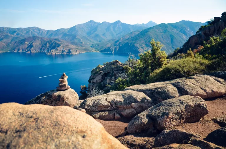 Vue sur la réserve de Scandola entre terre et mer.