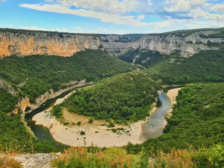 Vue aérienne d'un méandre de la rivière Ardèche.