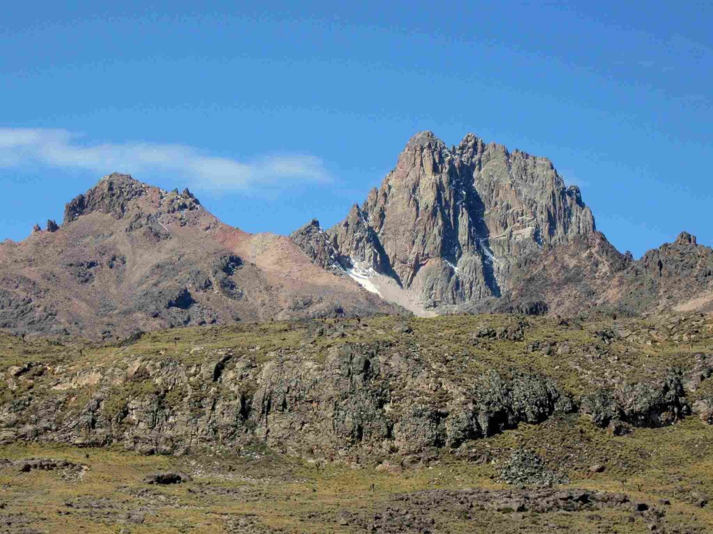 Montagnes majestueuses, avec le mont Batian en arrière-plan, accompagné des sommets de Lenana et Nelion.