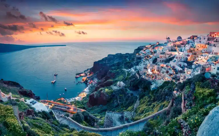 Villages perchés au-dessus de la caldeira de Santorin et de la mer Egée.