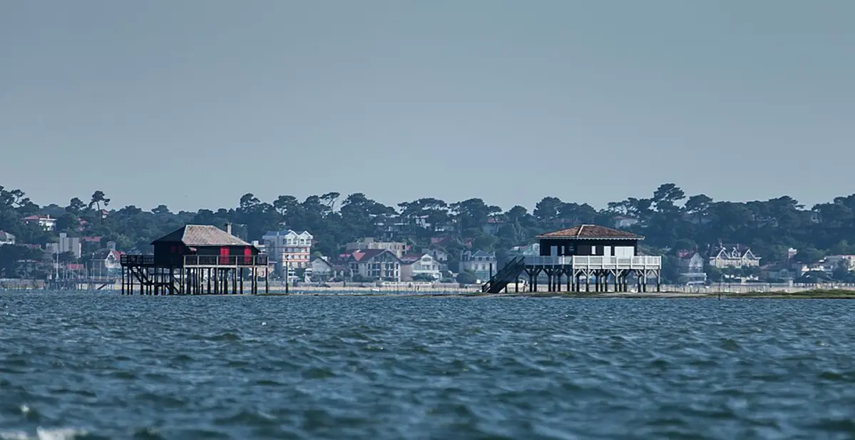 Cabanes tchanquées sur pilotis près du bassin d'Arcachon.