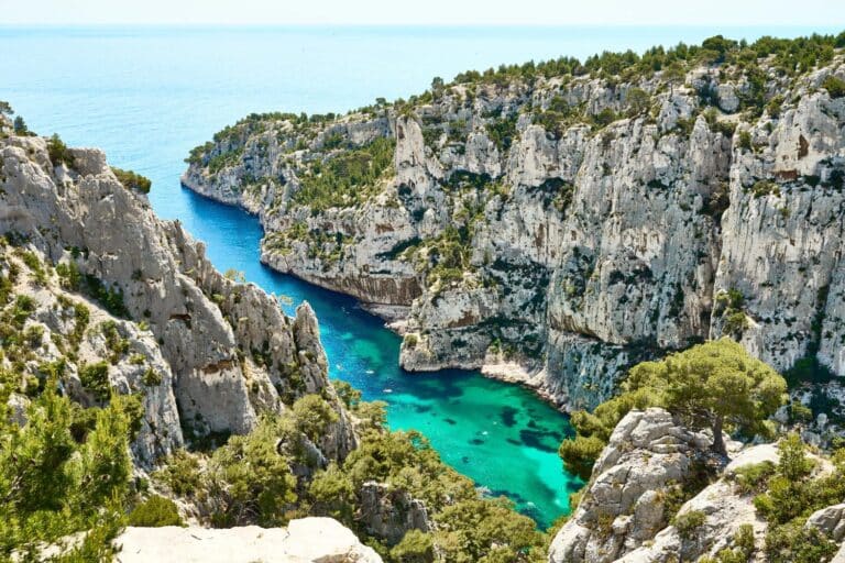 Histoire des Calanques de Marseille : de leur Formation à leur Protection