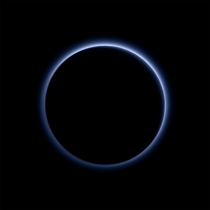 Atmosphère bleue de Pluton