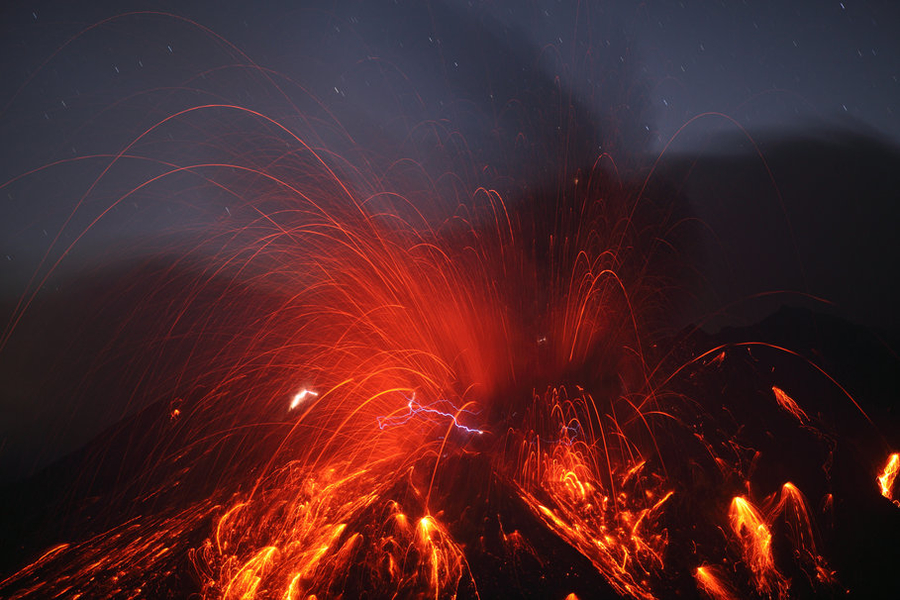 Éruption du Sakurajima, Japon. Crédit photo : Martin Rietze (Alien Landscapes on Planet Earth), APOD, NASA
