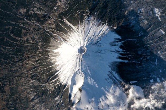Vue satellite du Mont Fuji et sa silhouette parfaite