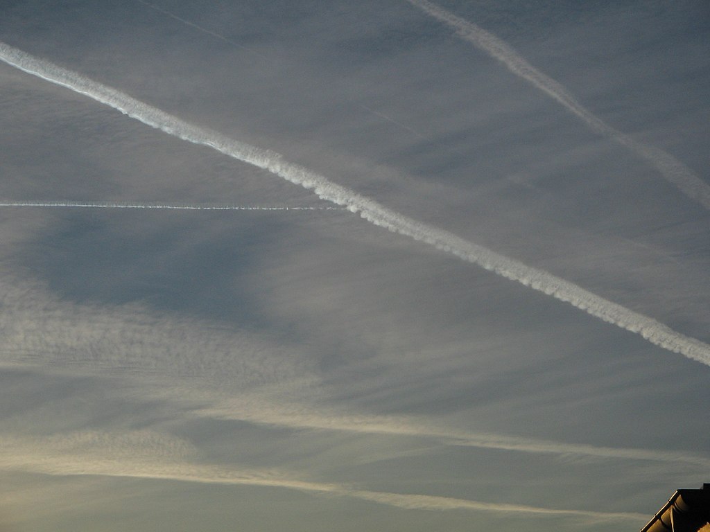 Trainees de condensation des avions formant des nuages (cirrus homogenitus)