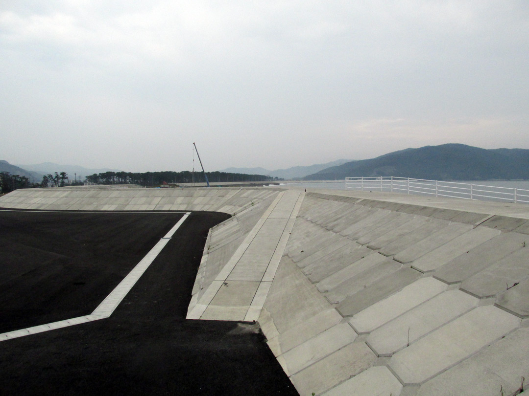 Exemple de digue anti-tsunami ‘basse’ en construction en 2018 près d’Ishinomaki
