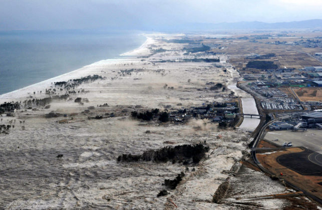 Le tsunami du 11 mars 2011 pénètre dans les terres ravageant tout sur son passage.