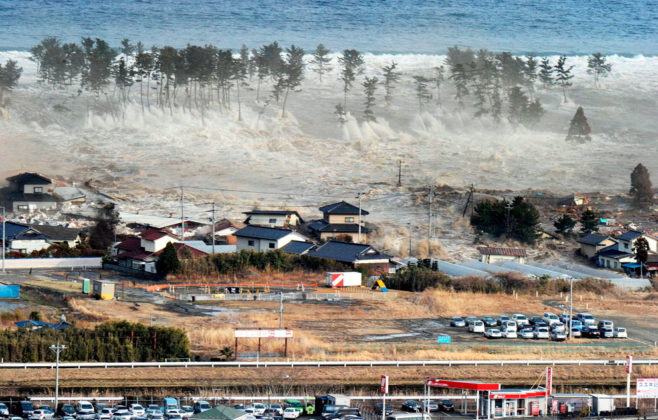 Le tsunami déferle sur la côte du Sanriku, la vague détruit les habitations sur son passage.