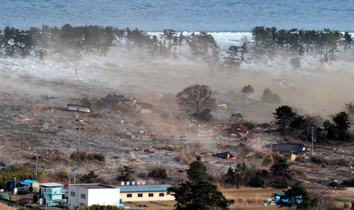 Le tsunami déferle sur la côte du Sanriku, la vague emporte dans son sillage les constructions