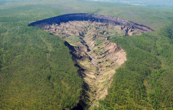 Les terrains effondrés du cratère de Batagaika en Sibérie.