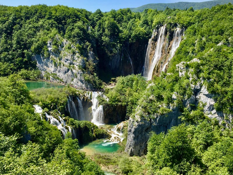 Cascades et forêt dense dans le Parc National des lacs de Plitvice