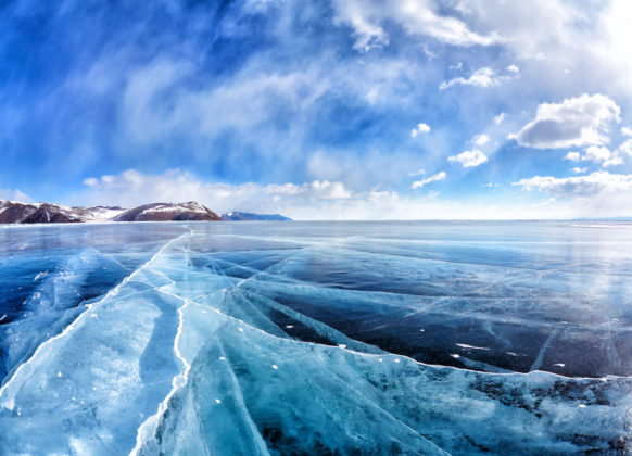La glace du lac Baïkal.