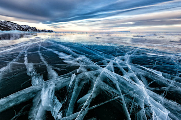 Épaisse glace sur le lac Baïkal.