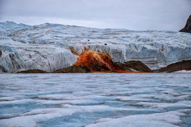 Les mystérieuses chutes d'eau de « Blood Falls » en Antarctique s'écoulent sur le glacier McMurdo