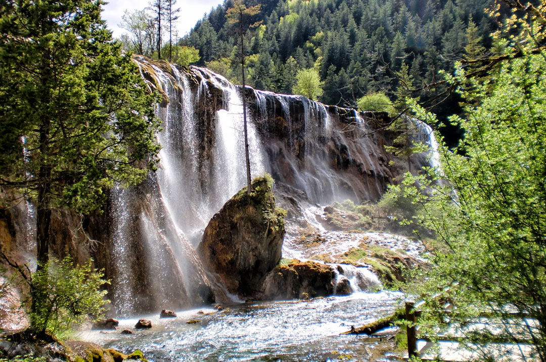 Pearl Shoal, les cascades féériques dans la vallée de Jiuzhaigou, en Chine.