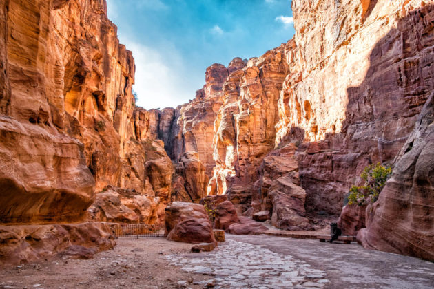 Vue sur canyon rougeoyant du Sîq de Pétra en Jordanie.