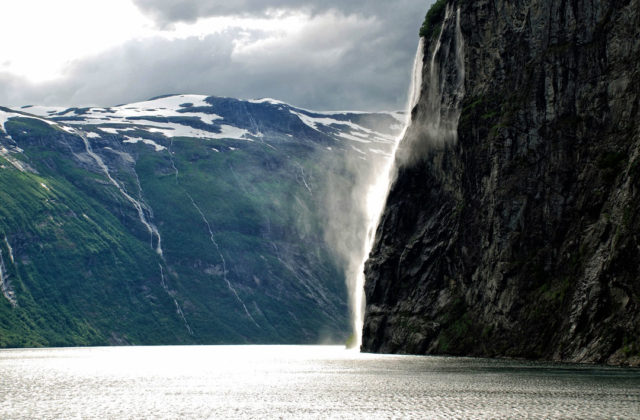 Cascade d'eau douce dans un fjord en Norvège.