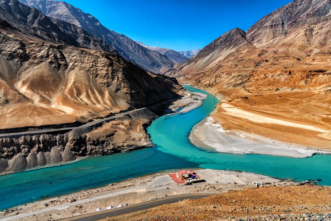 Vue sur le fleuve Indus dans l'Himalaya.