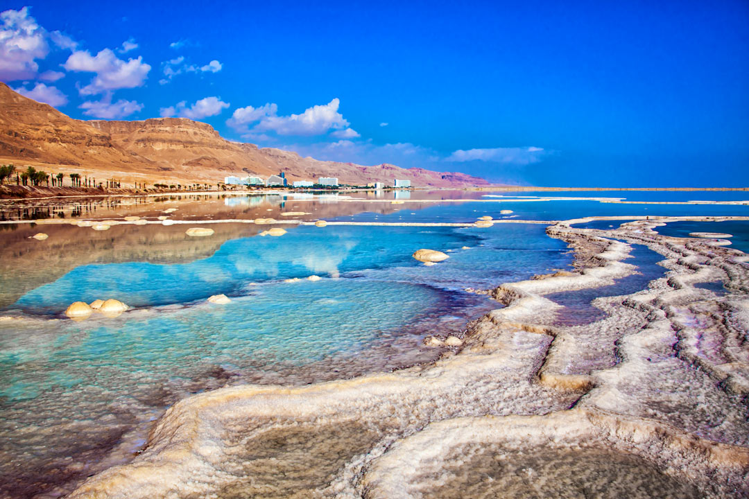Les logements hôteliers situés de plus en plus loin du rivage de la mer Morte. Crédit photo : Kushnirov Avraham, Adobe Stock