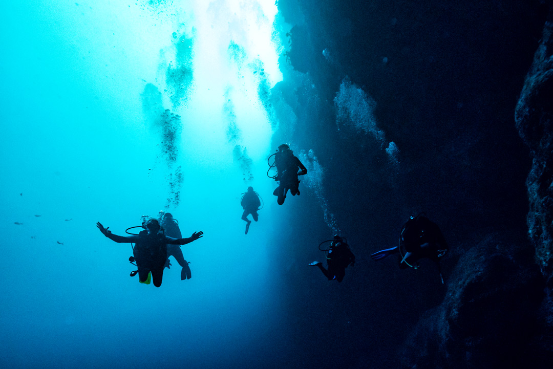 Plongeurs dans le grand trou bleu du Belize.