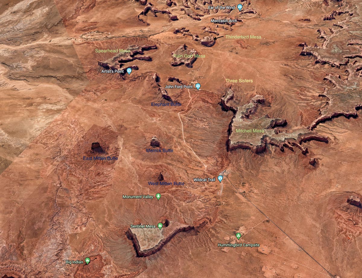 Le site de Monument Valley observé via Google Earth avec le nom des mesas et des buttes.