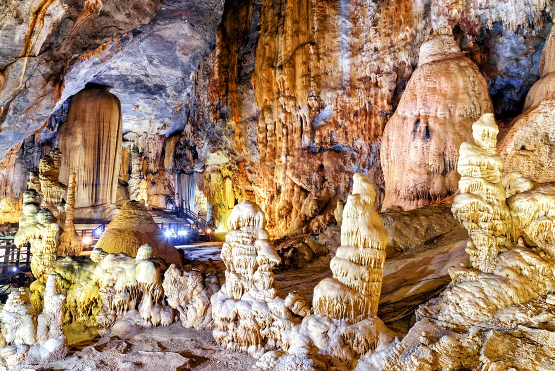 Stalactites et stalagmites dans la grotte du Paradis au Vietnam.