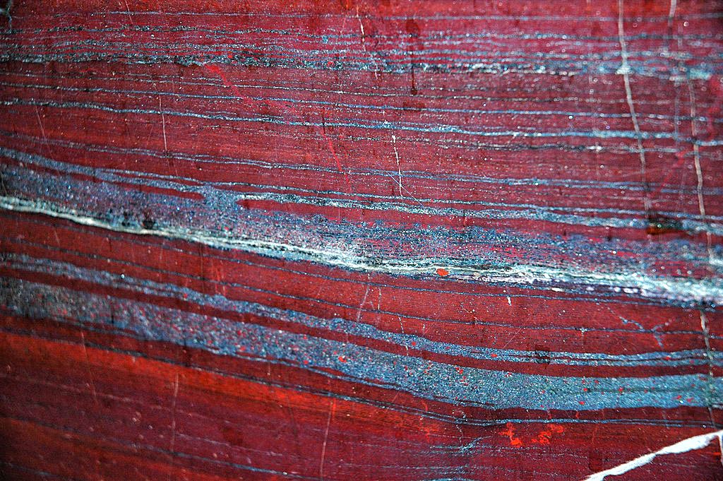 Vue rapprochée sur des couches rouges riches en fer.