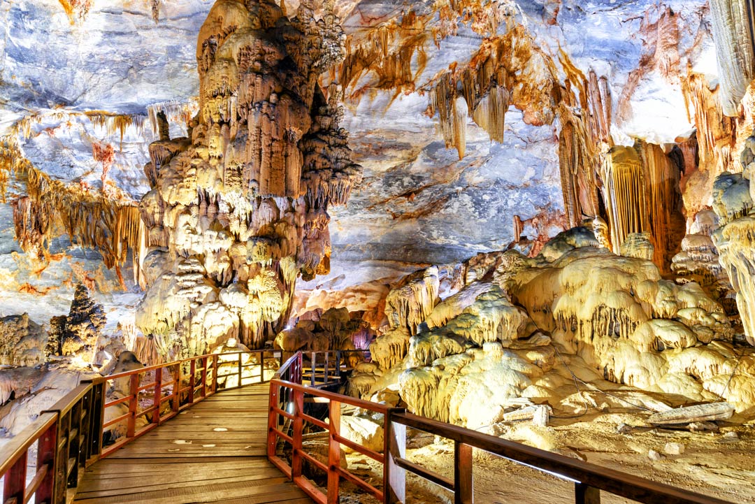 Galerie ininterrompue de la grotte du Paradis au Vietnam.
