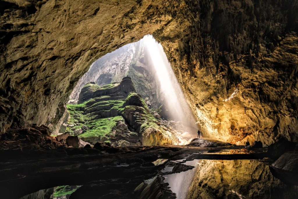 La grotte calcaire de Hang Son Doong éclairée par un puits de lumière.