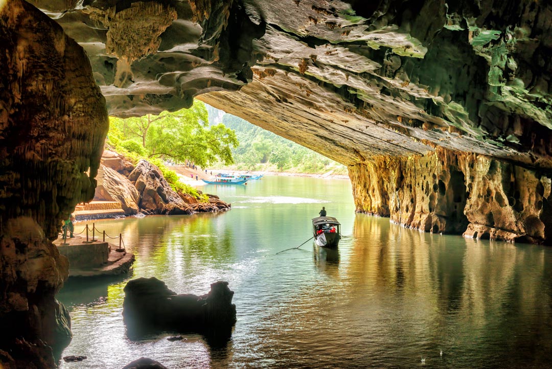 Vue panoramique de la rivière Son depuis la grotte Phong Nha.