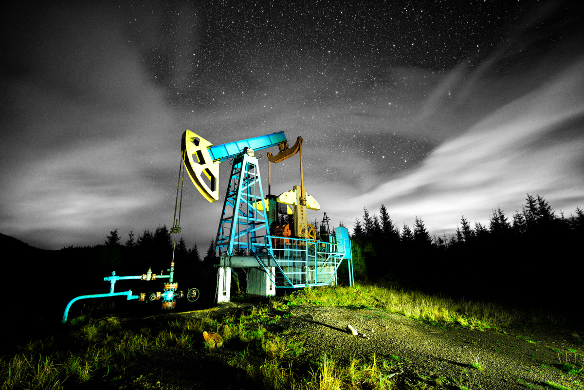 Plateforme pétrolière dans les montagnes nocturnes.