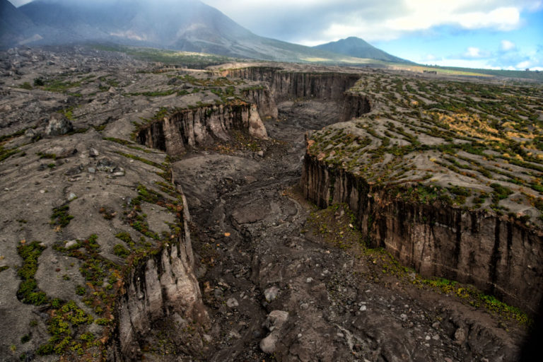 Vallée de lahar près d'un volcan.