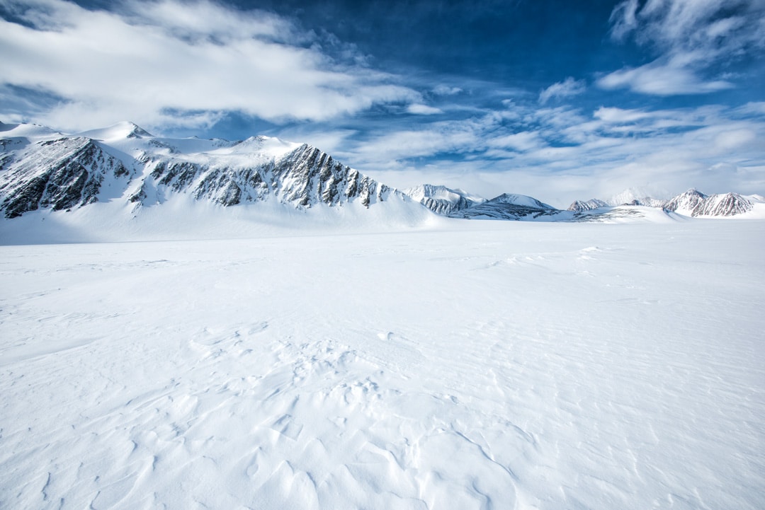 Étendue glacée et blanche du continent Antarctique.