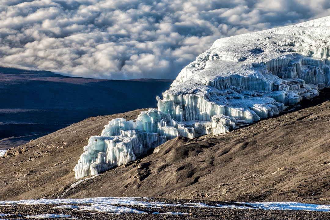 Les glaciers trônent au sommet du mont Kilimandjaro.