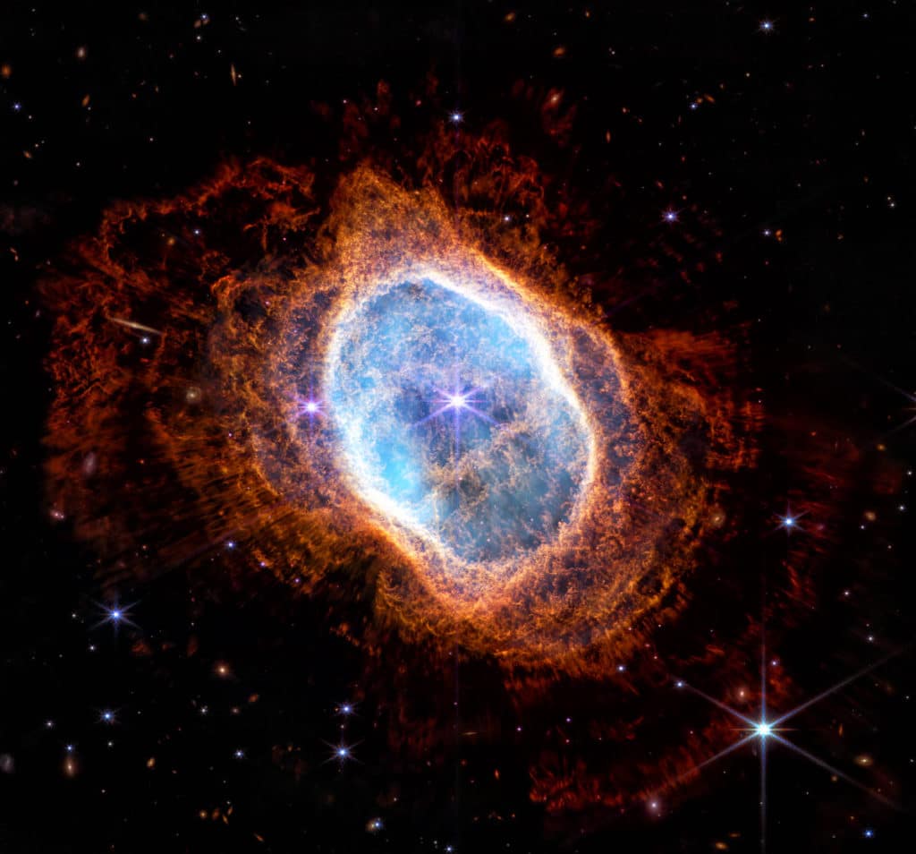 La nébuleuse de l'Anneau austral et sa matière stellaire.