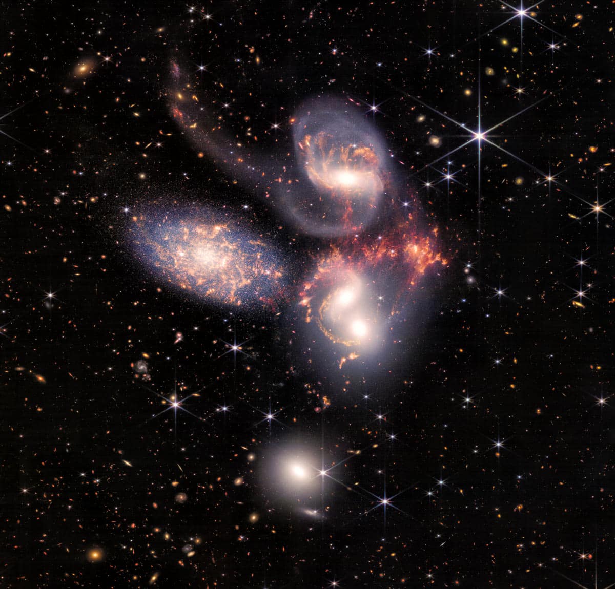 L'amas de galaxies du Quintette de Stephan photographié par James-Webb.