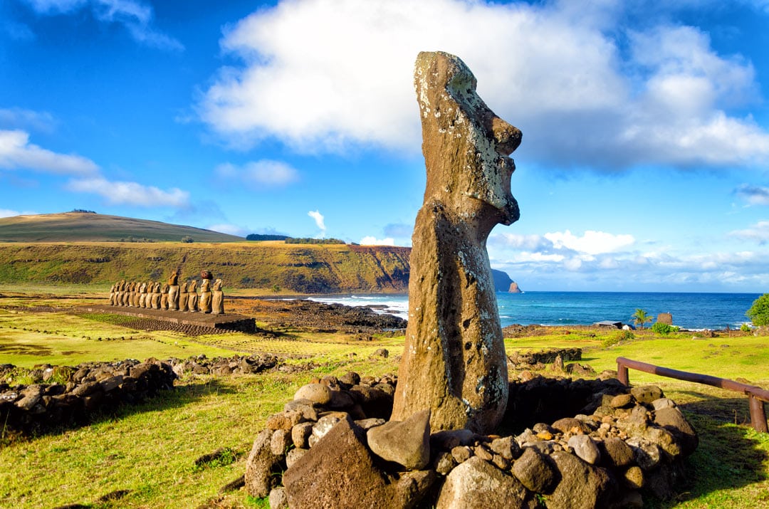 Un moai se dresse face au front de mer.