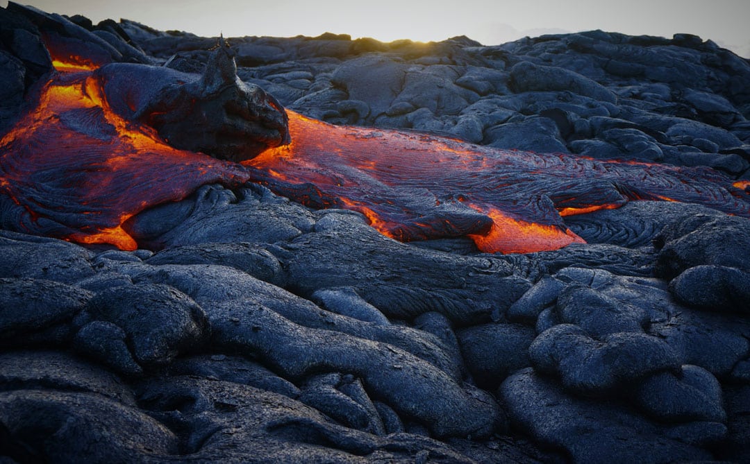 Photographie montrant une coulée de lave dans le Parc national des volcans d'Hawaï.