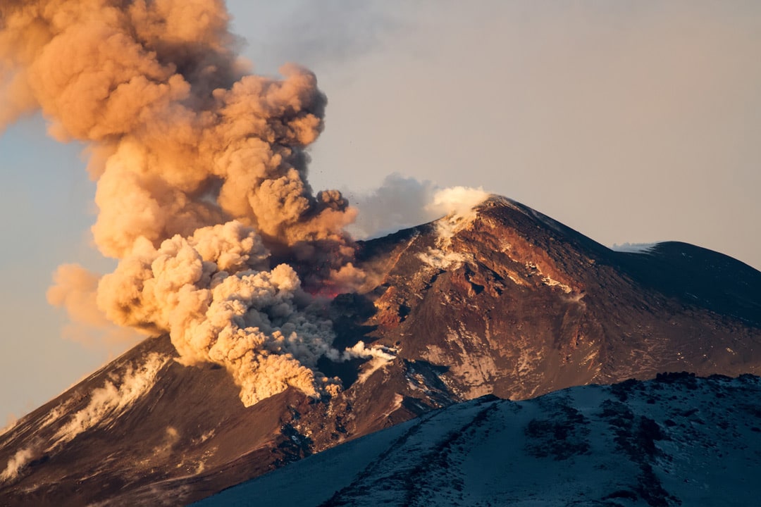 Colonne de cendres et une nuée ardente sur l'Etna en Italie.
