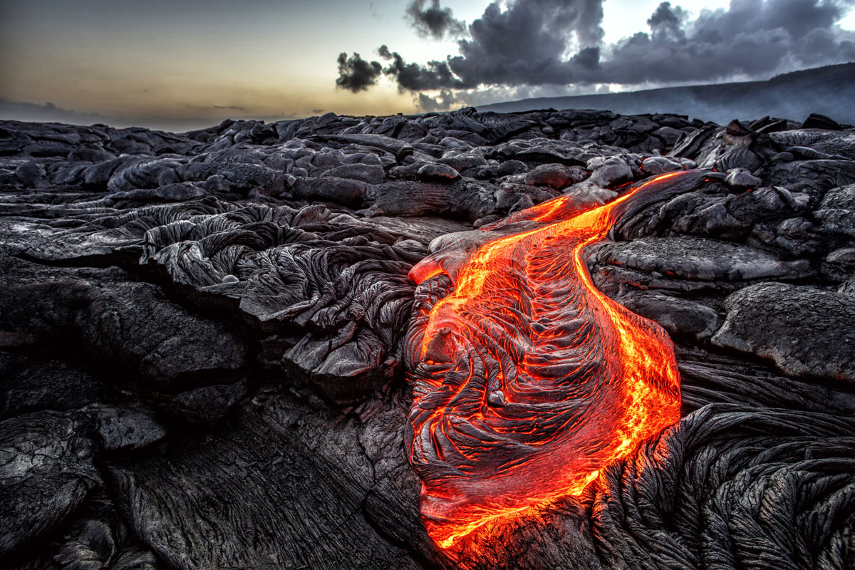 Une coulée de lave s'épanche sur les flancs d'un volcan.