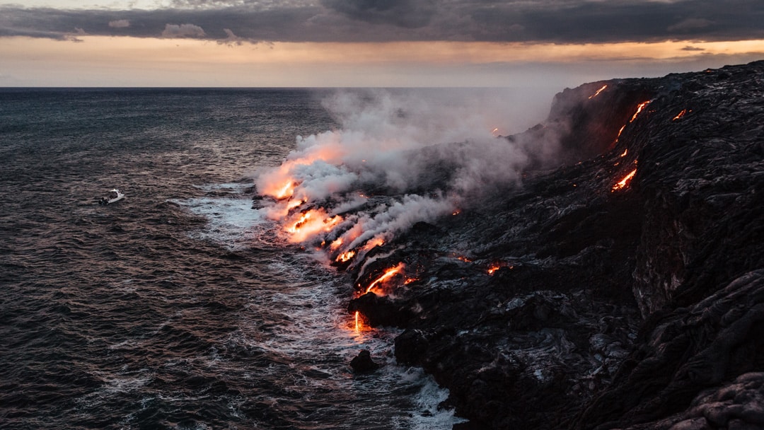 Photographie montrant la lave du volcan Kīlauea se déversant dans l'océan Pacifique.
