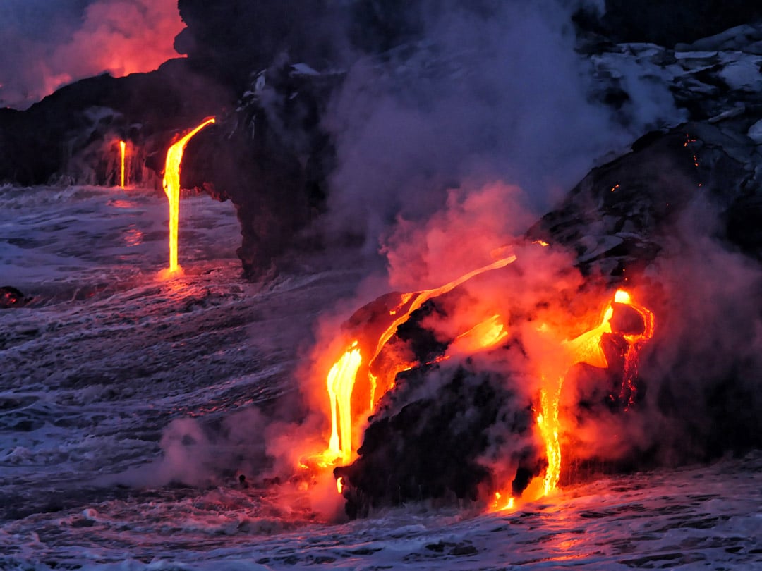 Photographie montrant la lave du volcan Kīlauea se déversant dans l'océan Pacifique.