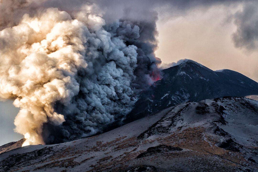 Panache de cendre et nuée ardente sur l'Etna.