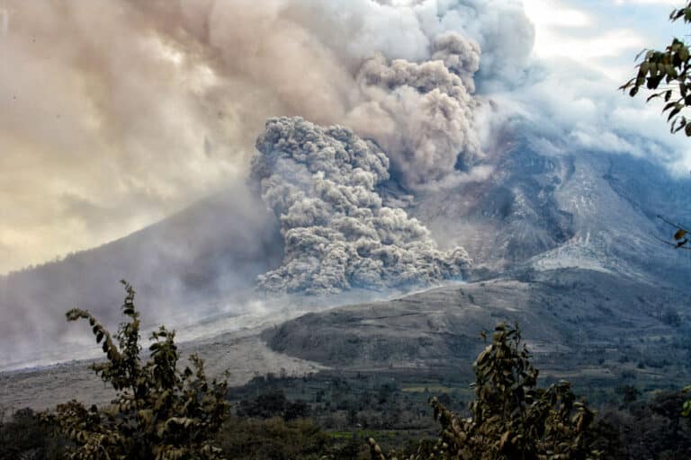 Nuage de cendres dévalant les flancs d'un volcan en éruption.