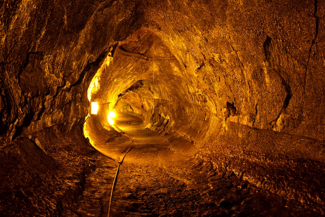 Photographie montrant l'intérieur du tunnel de lave Thurston à Big Island.