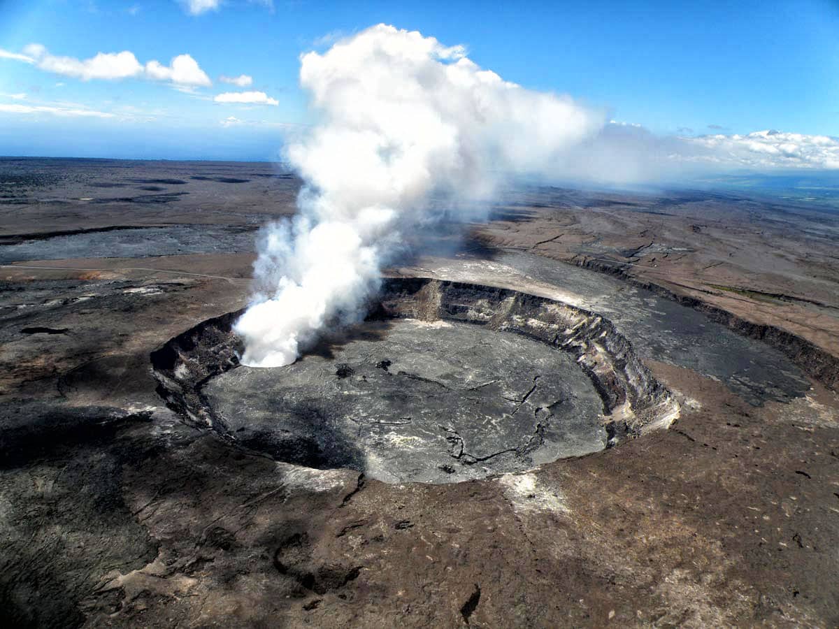 Photographie montrant le cratère Halemaumau du Kīlauea à Hawaï.