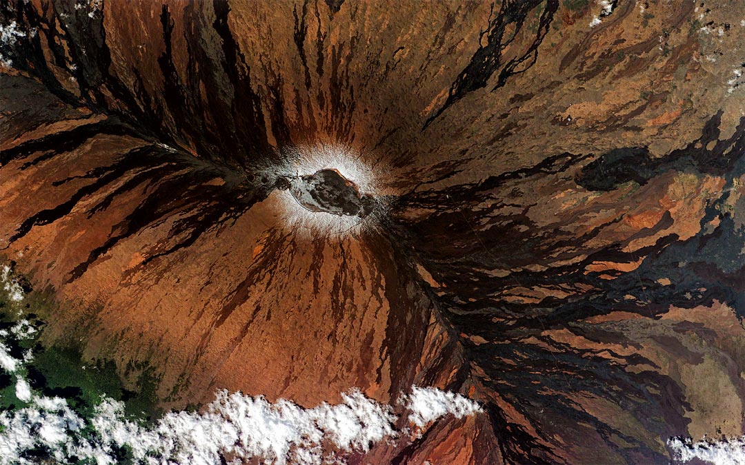 Image satellite montrant le volcan Mauna Loa dans le Parc national des volcans d'Hawaï.