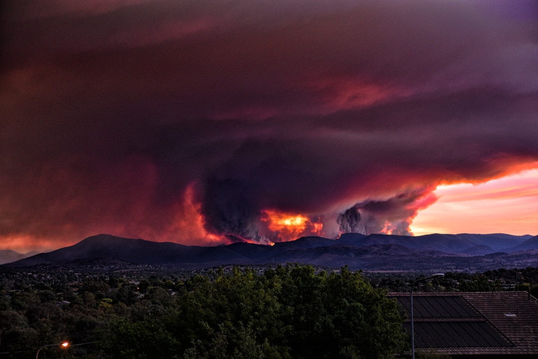 Les feux de brousse menacent les banlieues au sud de Canberra, en Australie.